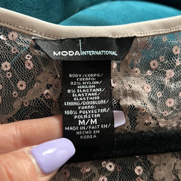 Nude lace dress with sequins - Picture 4 of 4